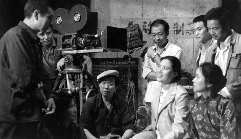 1983年 在长影摄影棚拍摄电影《黄河之滨》工作照.jpg