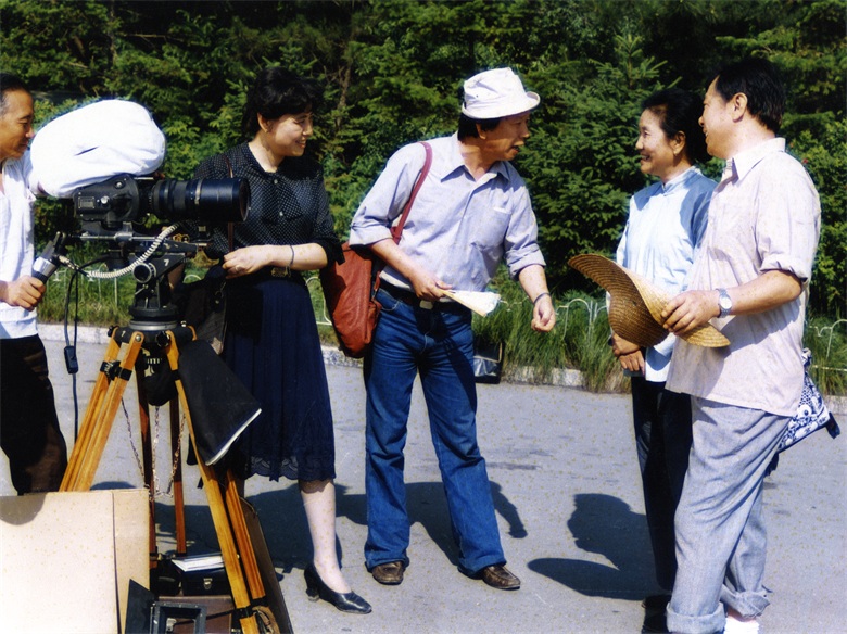 1986年电影《田野又是青纱帐》李前宽、肖桂云导演在辽宁北镇外景地给李仁堂、赵丽蓉说戏.jpg