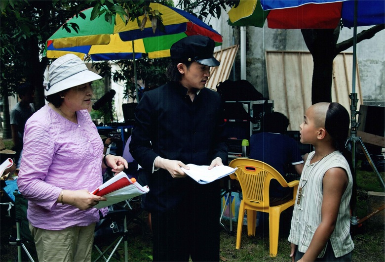 2009年5月 肖导在横琴岛拍摄电影《星海》时给演员说戏.jpg